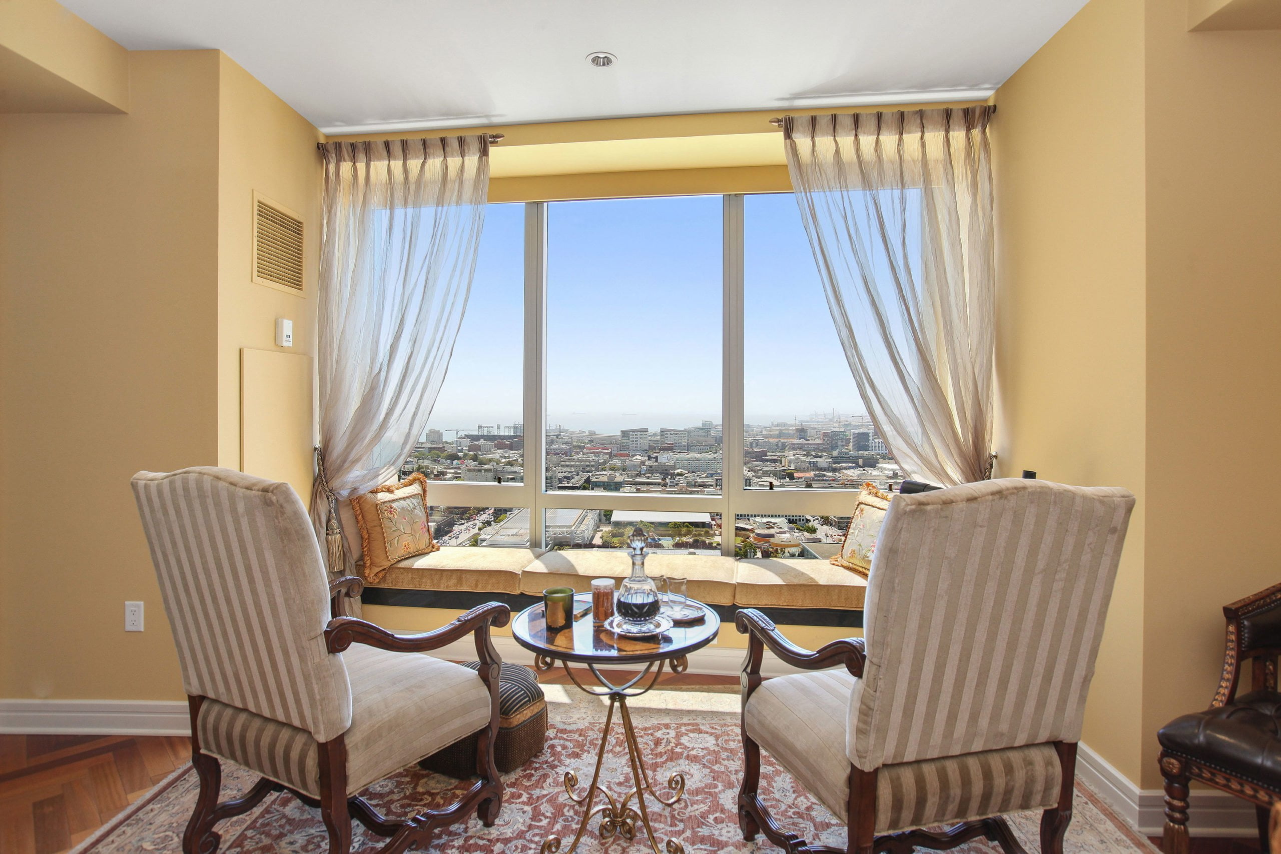 4 Seasons Living room with 2 chairs