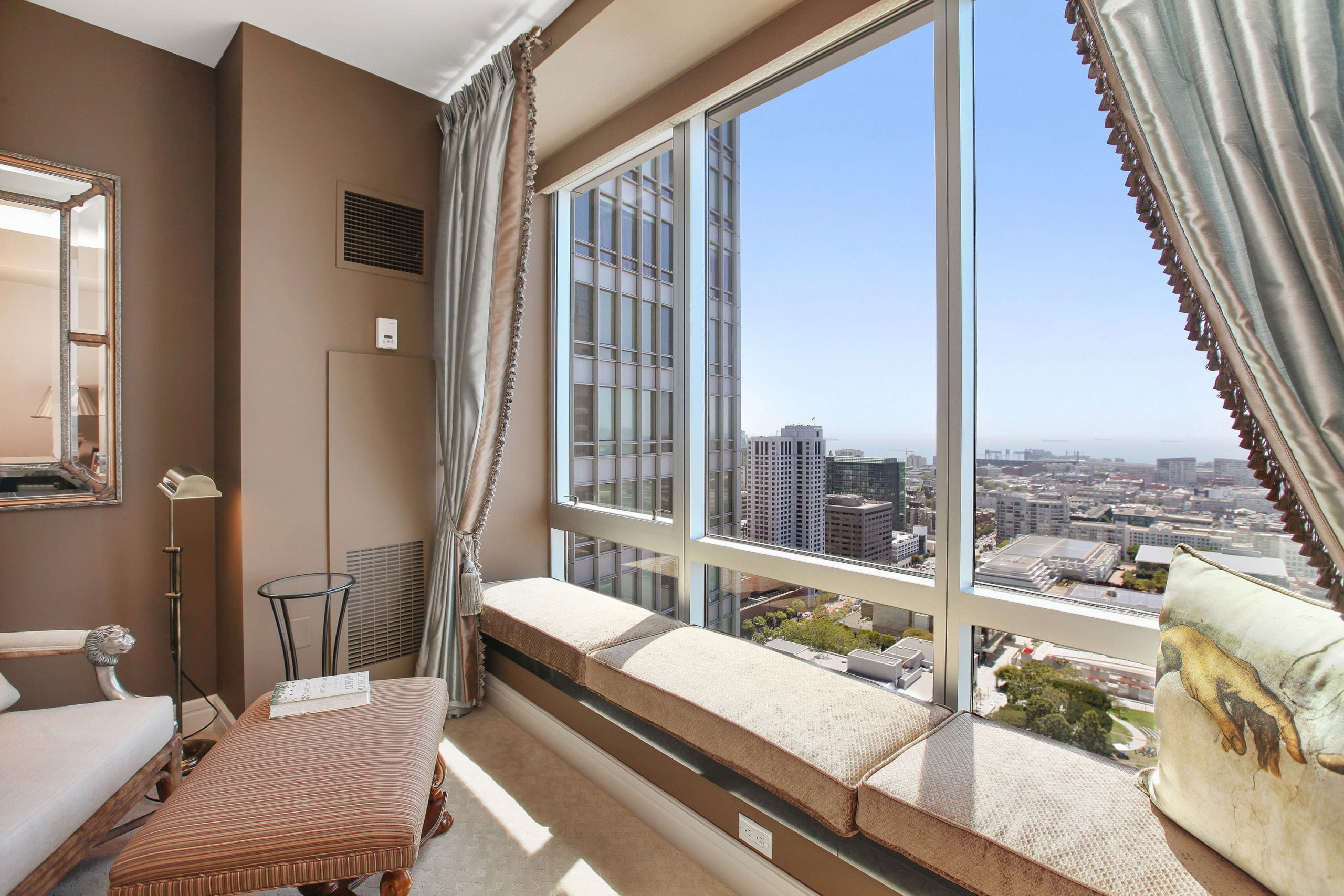 4-Seasons-bedrm-window-seat